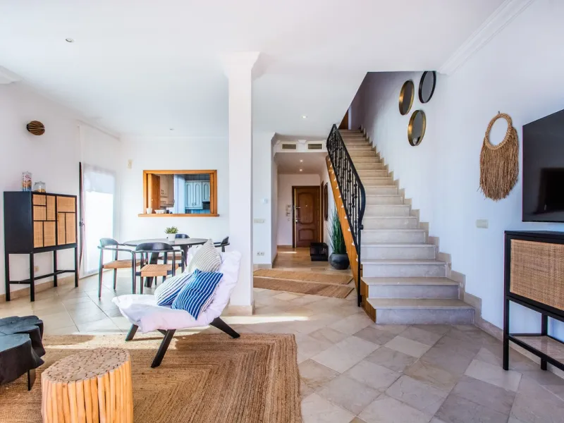 A stunning penthouse apartment which has been dramatically reduced in price and situated on the beachfront near to Estepona.