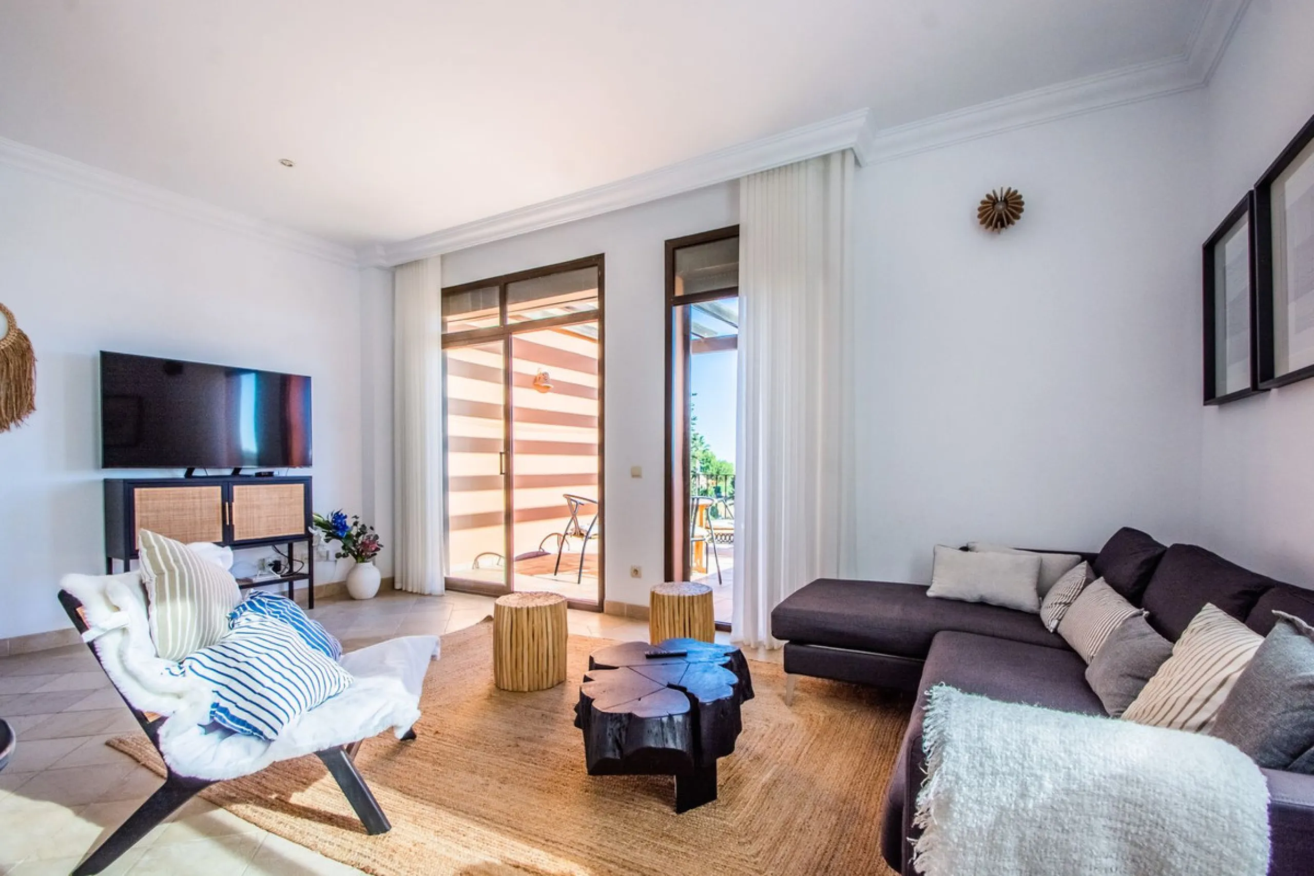 A stunning penthouse apartment which has been dramatically reduced in price and situated on the beachfront near to Estepona.