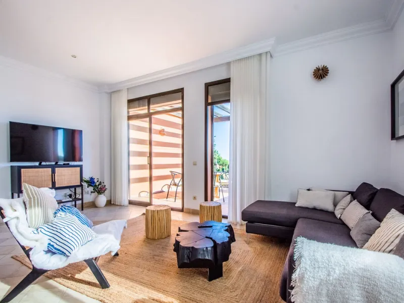 A stunning penthouse apartment which has been dramatically reduced in price and situated on the beachfront near to Estepona.