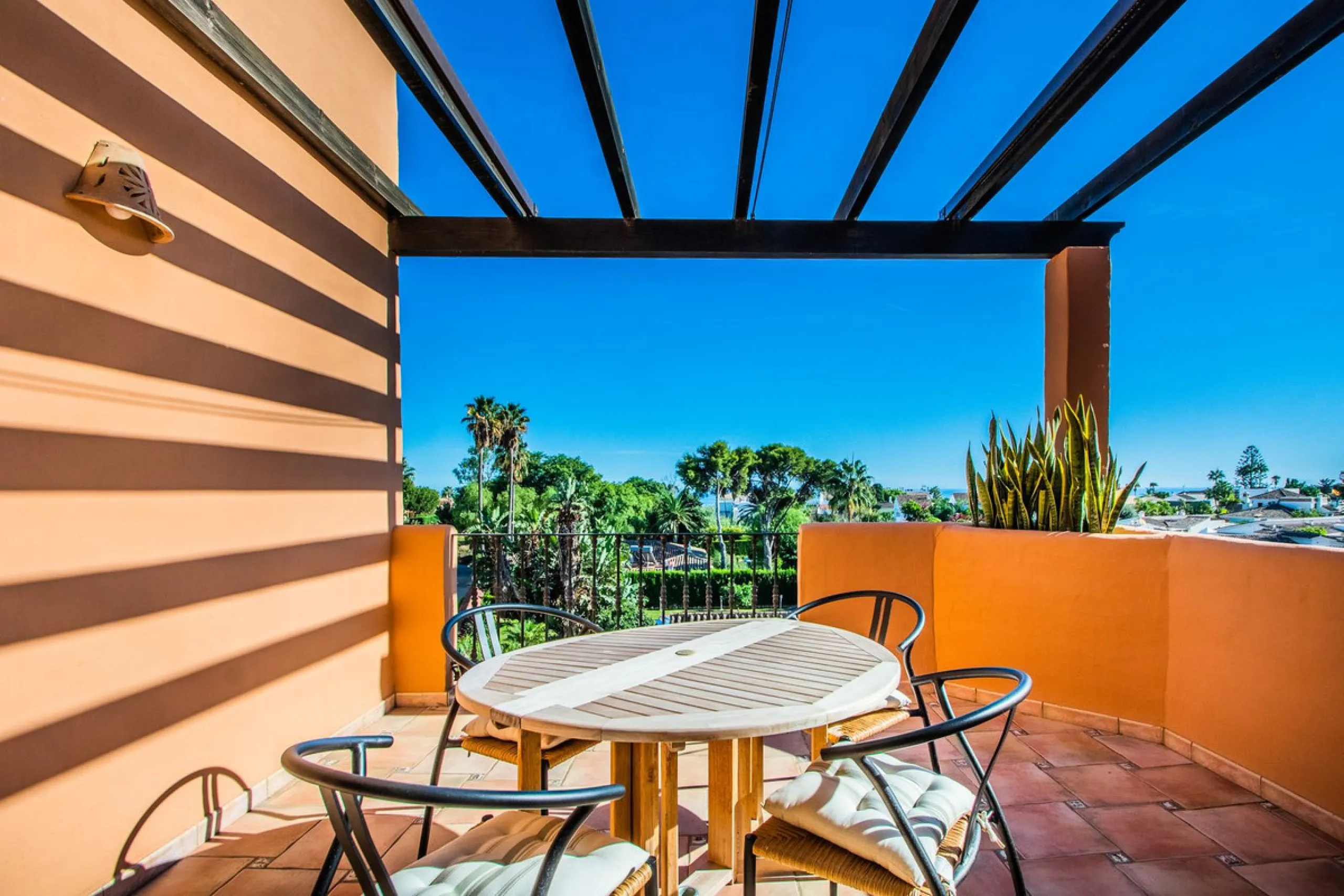 A stunning penthouse apartment which has been dramatically reduced in price and situated on the beachfront near to Estepona.