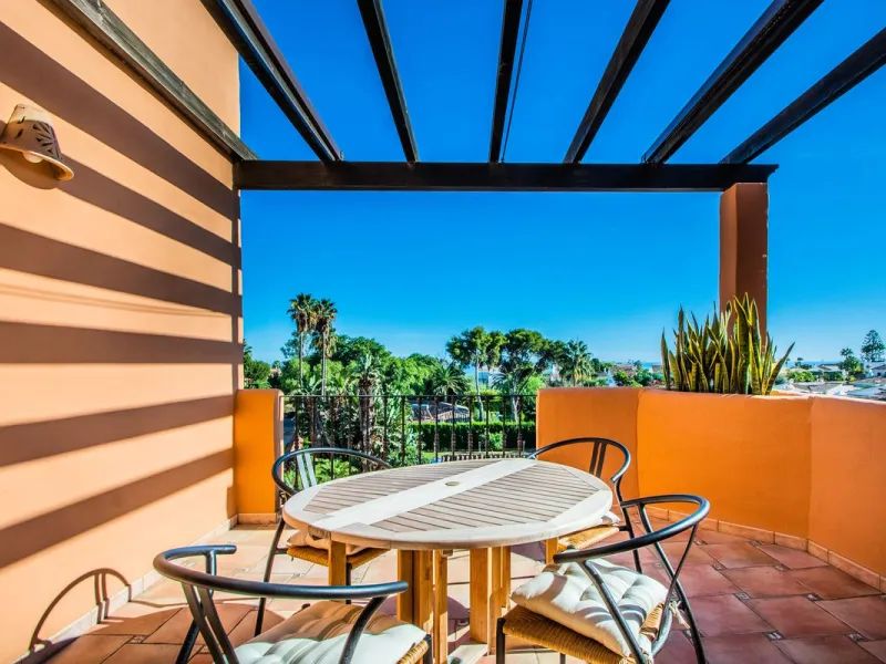 A stunning penthouse apartment which has been dramatically reduced in price and situated on the beachfront near to Estepona.