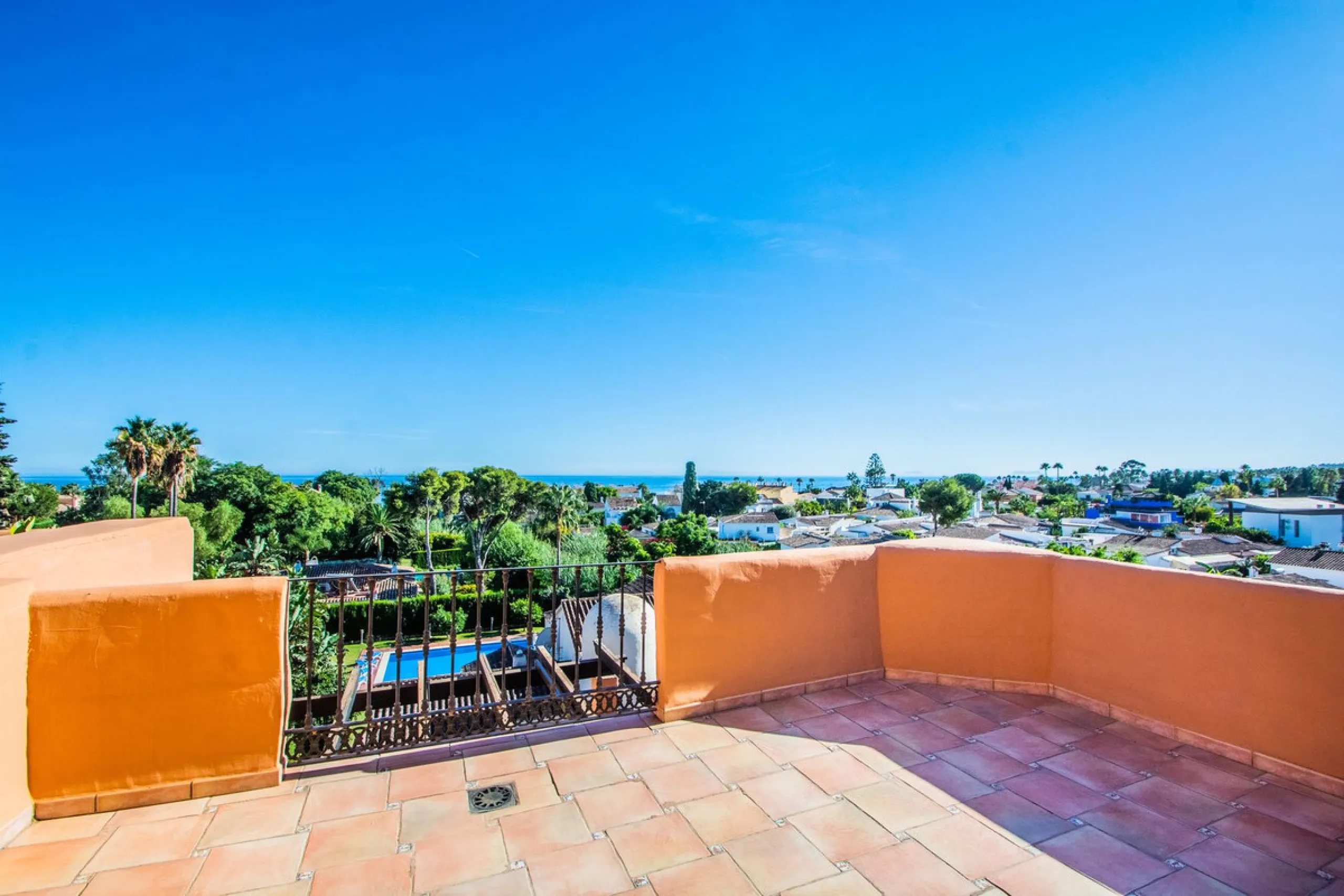 A stunning penthouse apartment which has been dramatically reduced in price and situated on the beachfront near to Estepona.