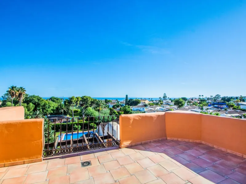 A stunning penthouse apartment which has been dramatically reduced in price and situated on the beachfront near to Estepona.