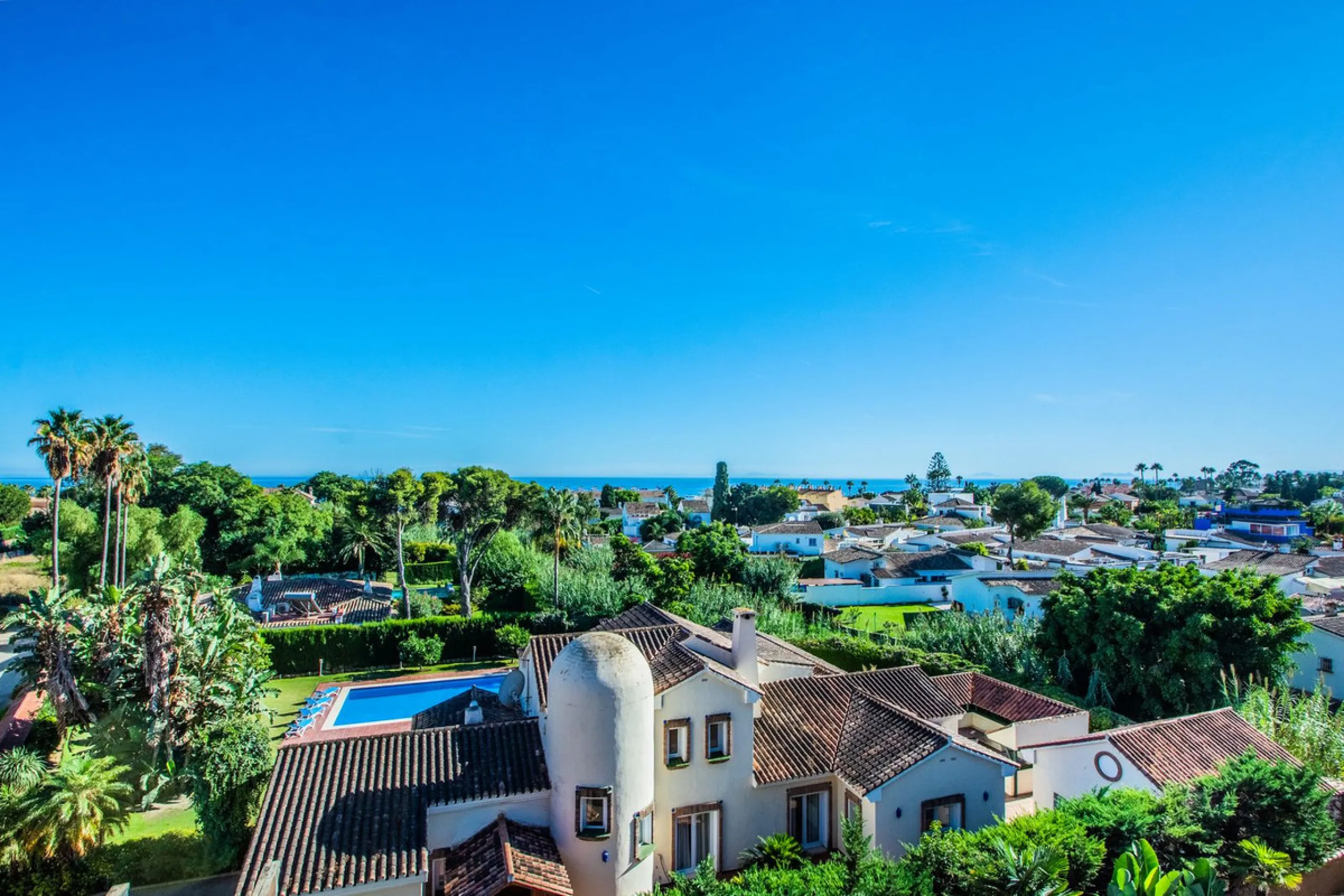 A stunning penthouse apartment which has been dramatically reduced in price and situated on the beachfront near to Estepona.
