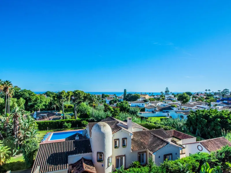 A stunning penthouse apartment which has been dramatically reduced in price and situated on the beachfront near to Estepona.