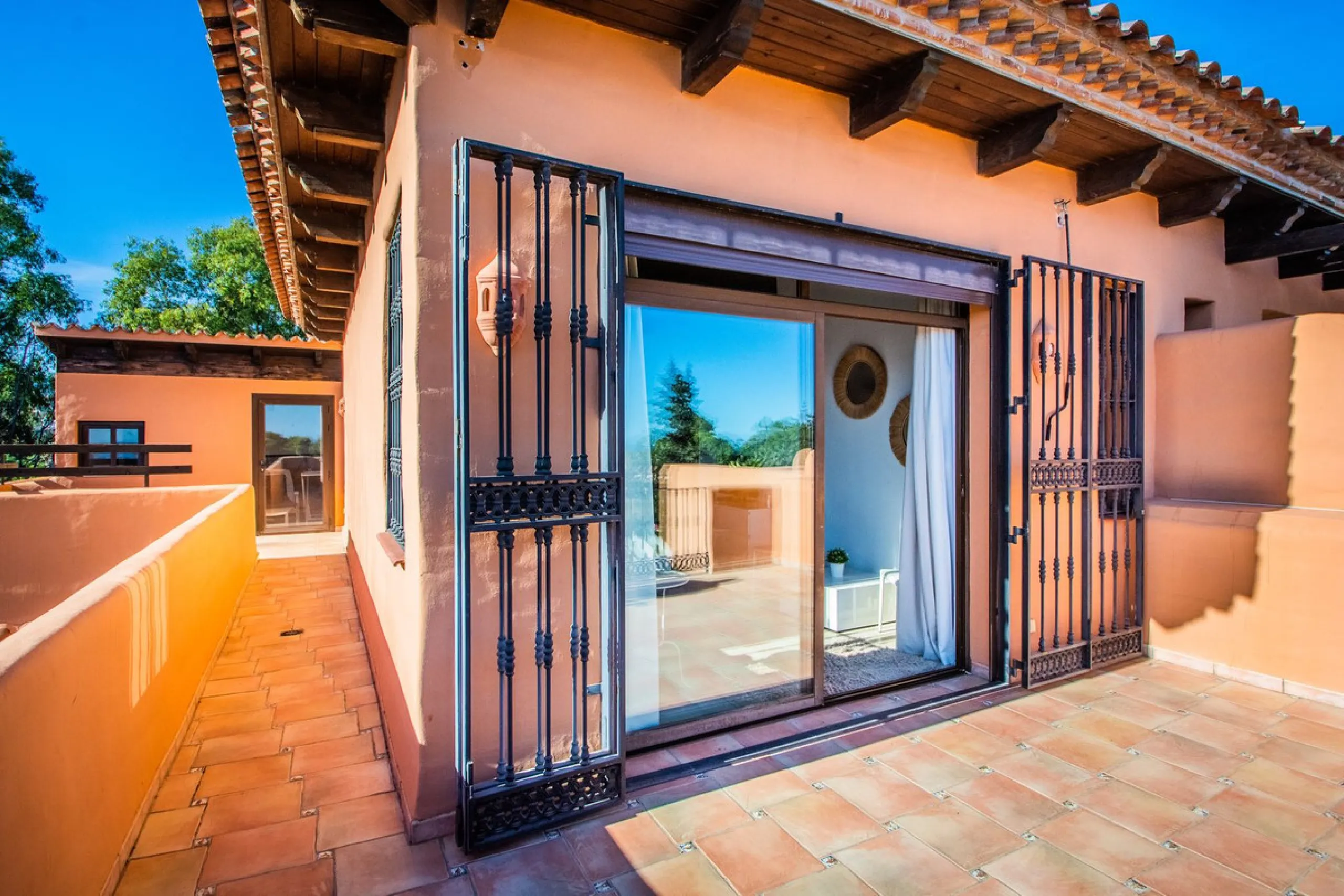 A stunning penthouse apartment which has been dramatically reduced in price and situated on the beachfront near to Estepona.