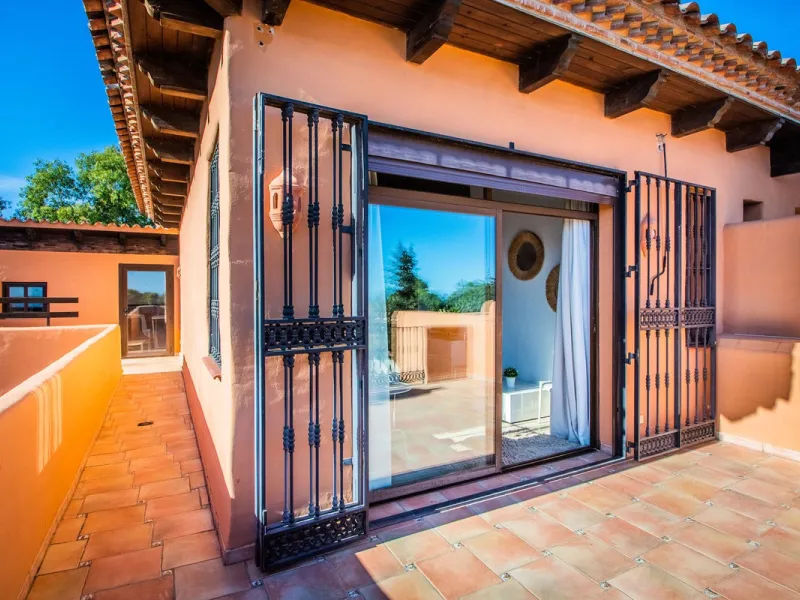 A stunning penthouse apartment which has been dramatically reduced in price and situated on the beachfront near to Estepona.