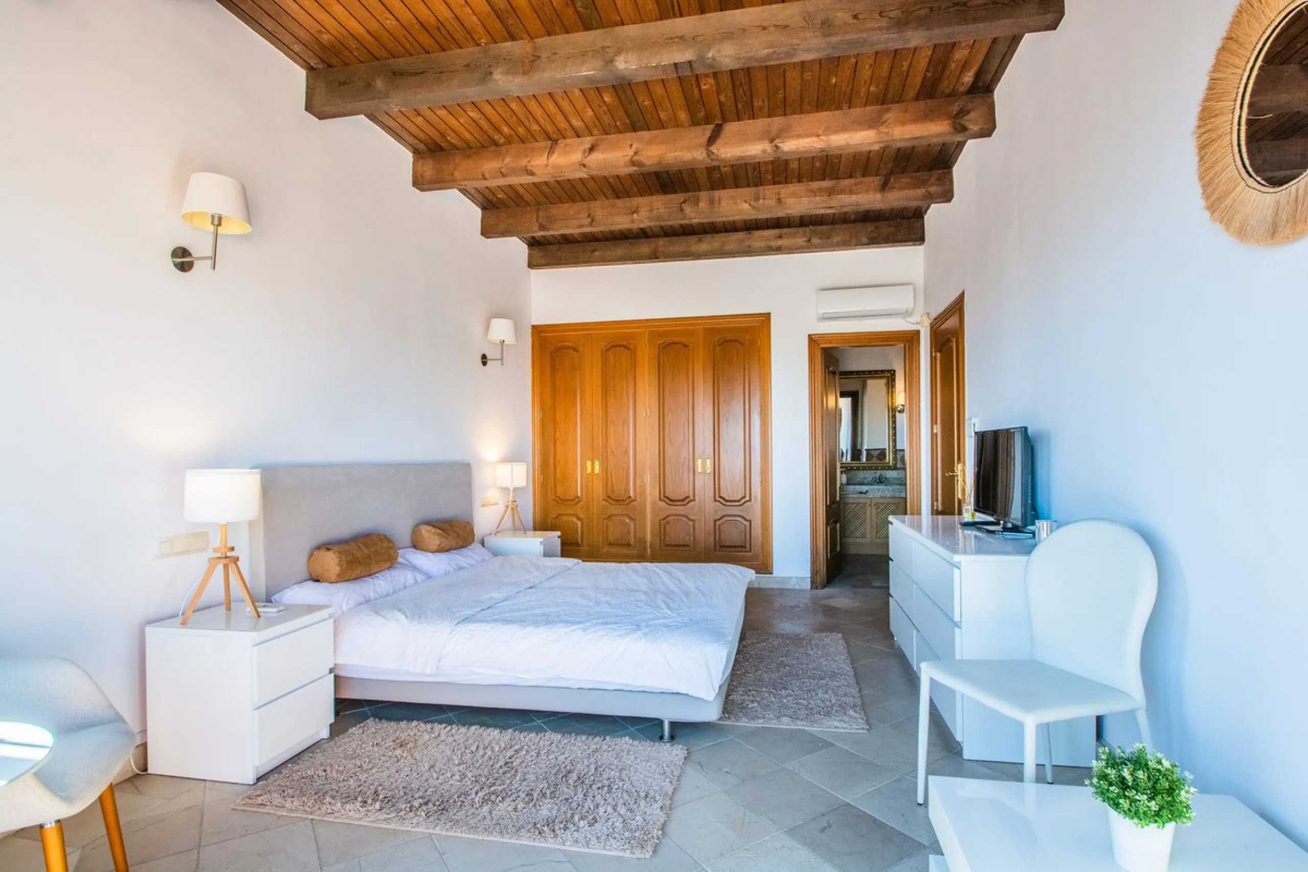 A stunning penthouse apartment which has been dramatically reduced in price and situated on the beachfront near to Estepona.