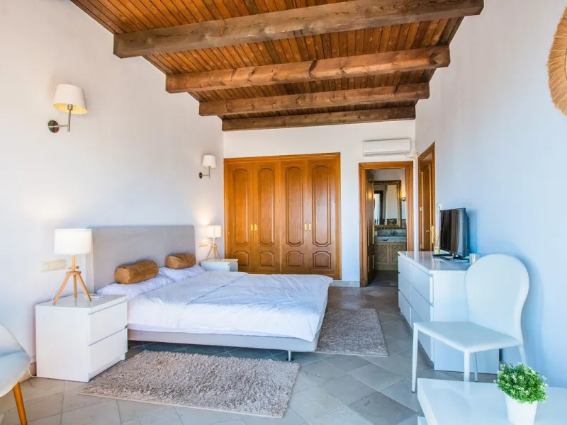 A stunning penthouse apartment which has been dramatically reduced in price and situated on the beachfront near to Estepona.