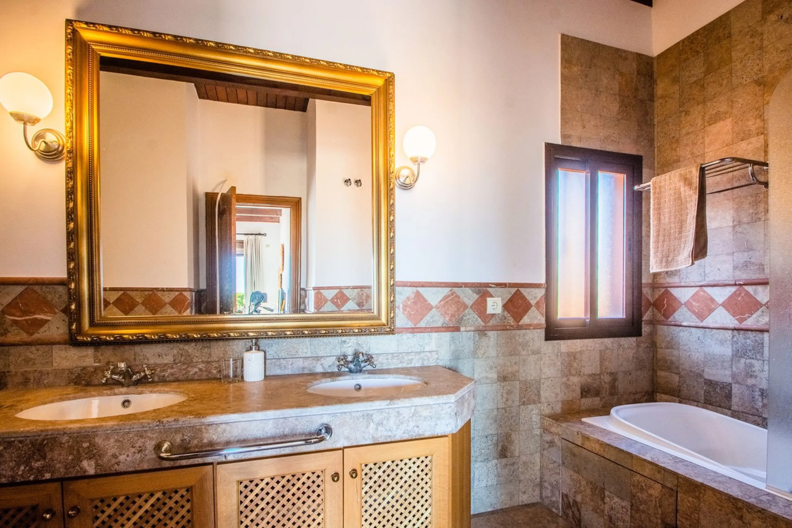 A stunning penthouse apartment which has been dramatically reduced in price and situated on the beachfront near to Estepona.