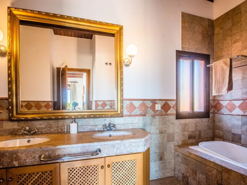 A stunning penthouse apartment which has been dramatically reduced in price and situated on the beachfront near to Estepona.