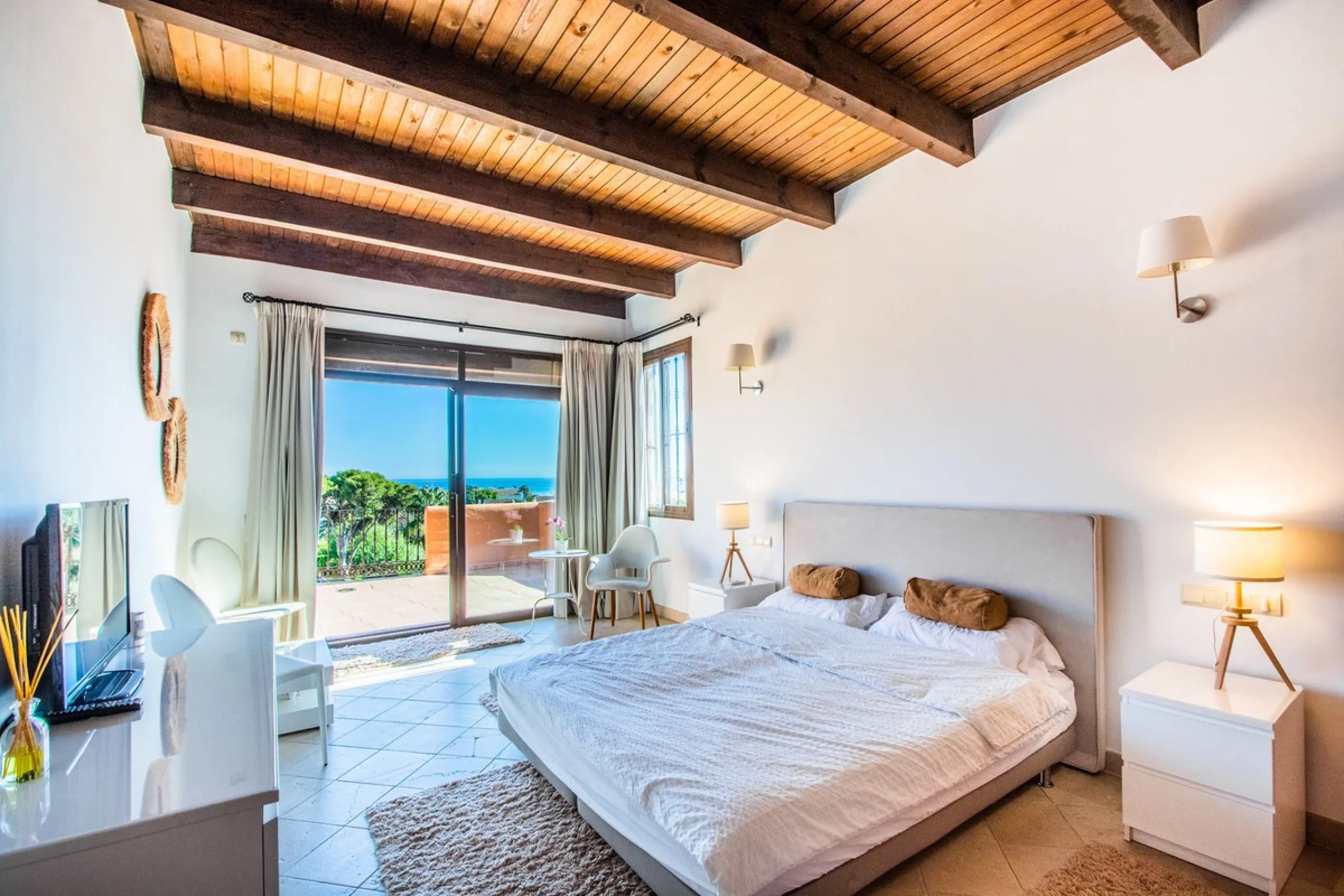 A stunning penthouse apartment which has been dramatically reduced in price and situated on the beachfront near to Estepona.