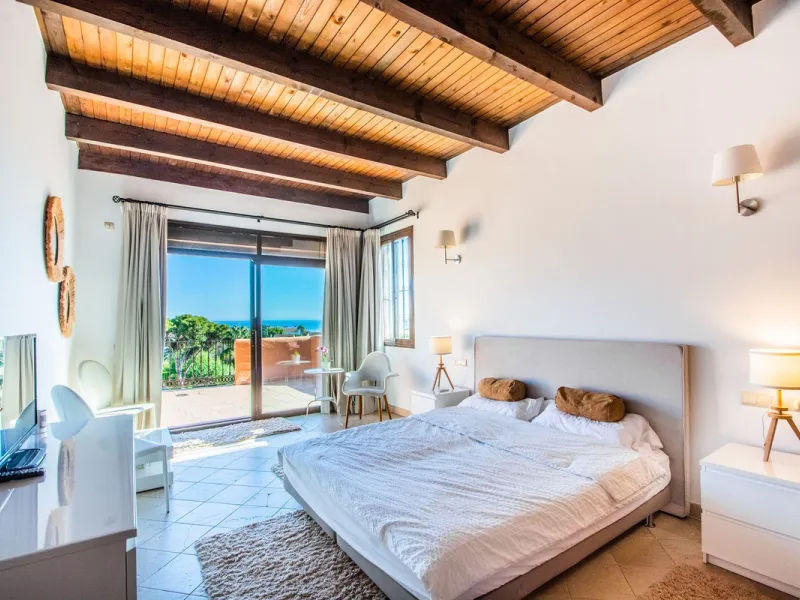 A stunning penthouse apartment which has been dramatically reduced in price and situated on the beachfront near to Estepona.