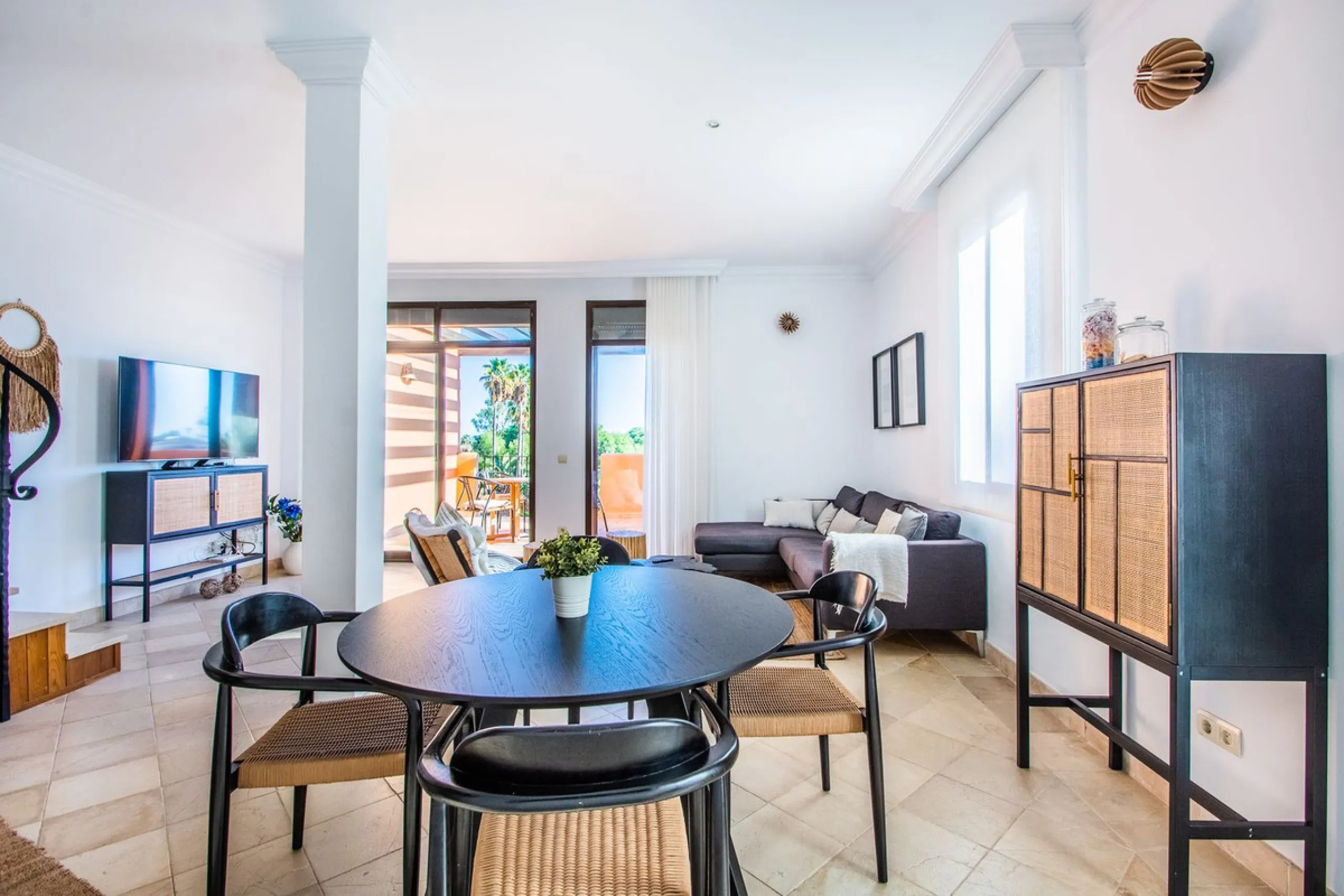 A stunning penthouse apartment which has been dramatically reduced in price and situated on the beachfront near to Estepona.