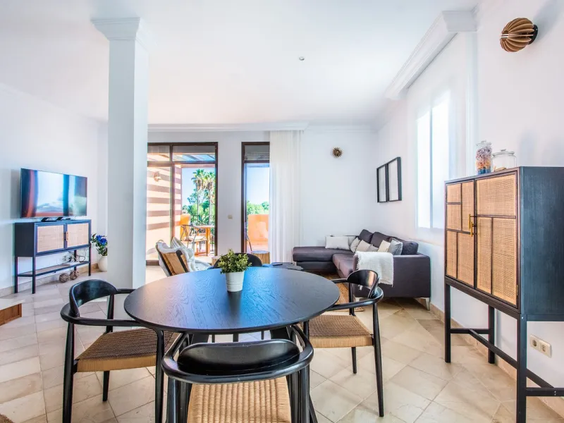 A stunning penthouse apartment which has been dramatically reduced in price and situated on the beachfront near to Estepona.