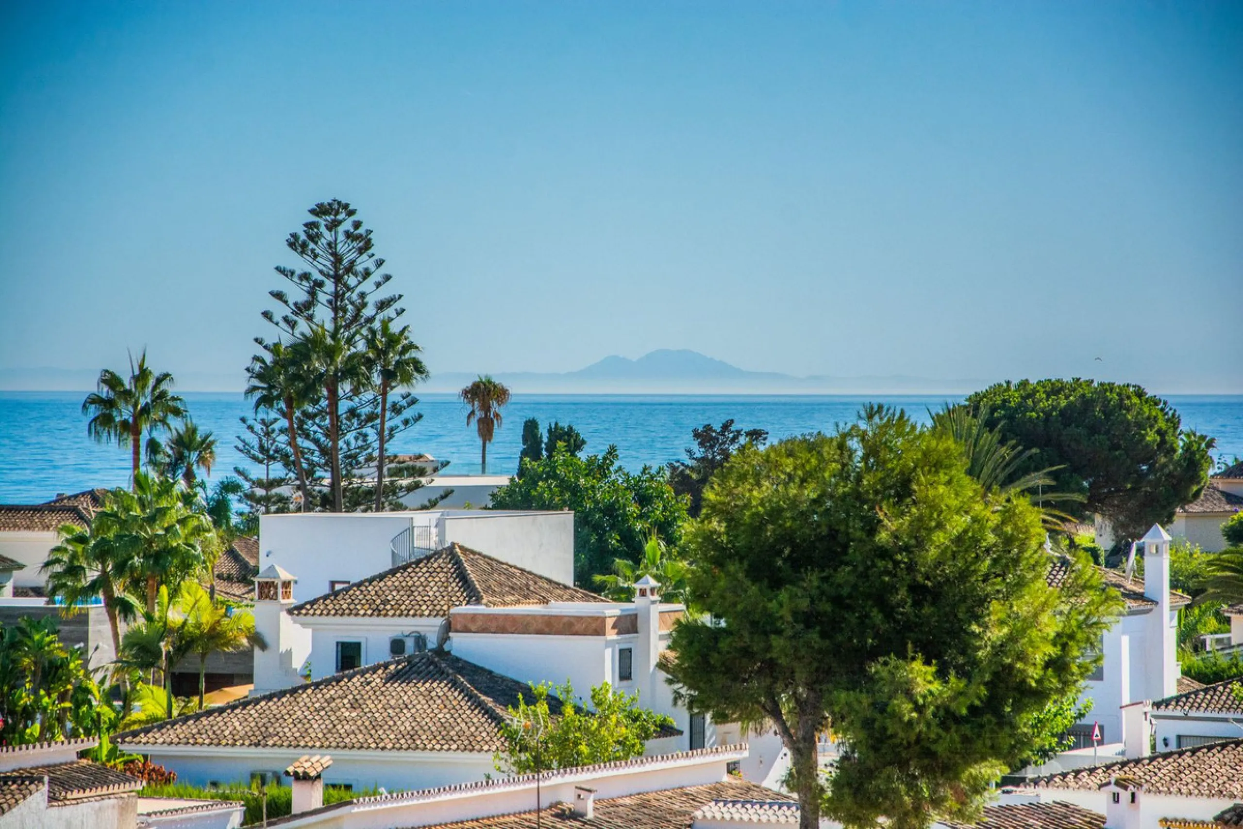 A stunning penthouse apartment which has been dramatically reduced in price and situated on the beachfront near to Estepona.