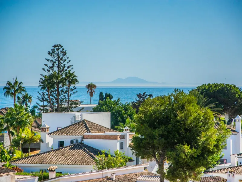 A stunning penthouse apartment which has been dramatically reduced in price and situated on the beachfront near to Estepona.