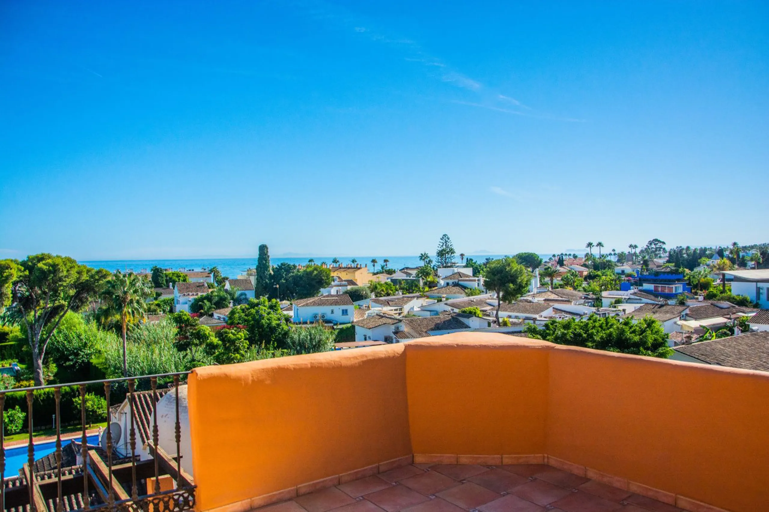 A stunning penthouse apartment which has been dramatically reduced in price and situated on the beachfront near to Estepona.