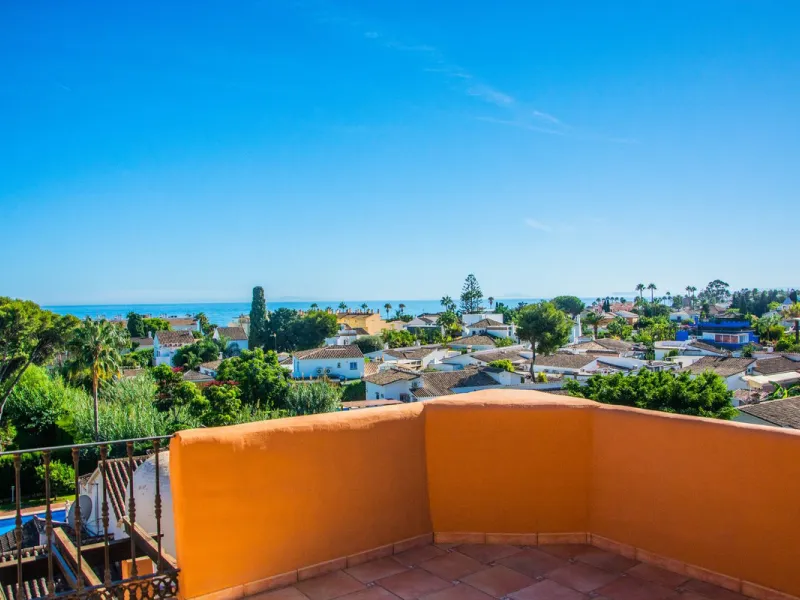 A stunning penthouse apartment which has been dramatically reduced in price and situated on the beachfront near to Estepona.