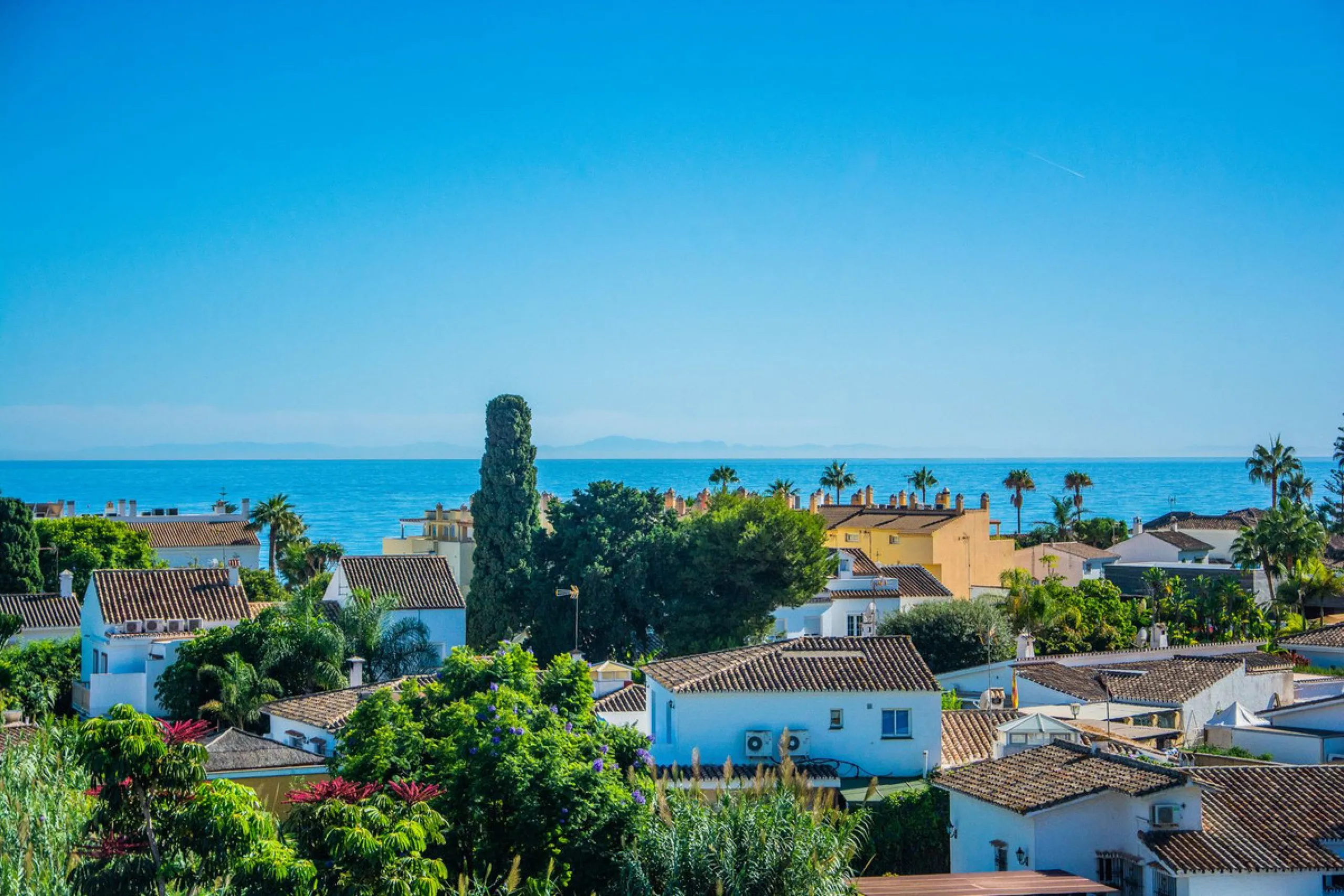 A stunning penthouse apartment which has been dramatically reduced in price and situated on the beachfront near to Estepona.