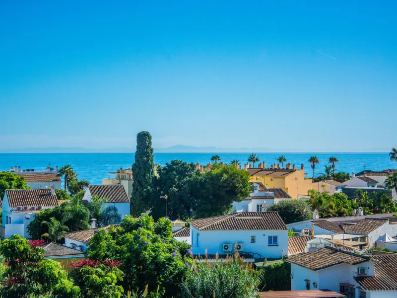 A stunning penthouse apartment which has been dramatically reduced in price and situated on the beachfront near to Estepona.