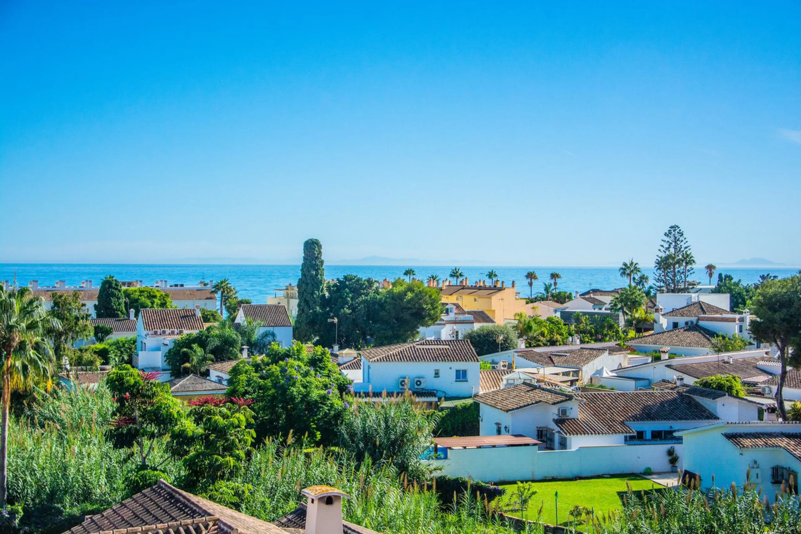 A stunning penthouse apartment which has been dramatically reduced in price and situated on the beachfront near to Estepona.
