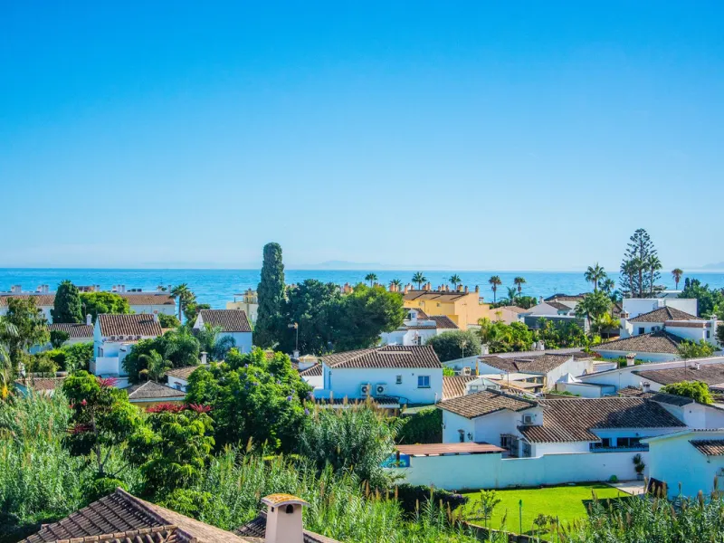 A stunning penthouse apartment which has been dramatically reduced in price and situated on the beachfront near to Estepona.