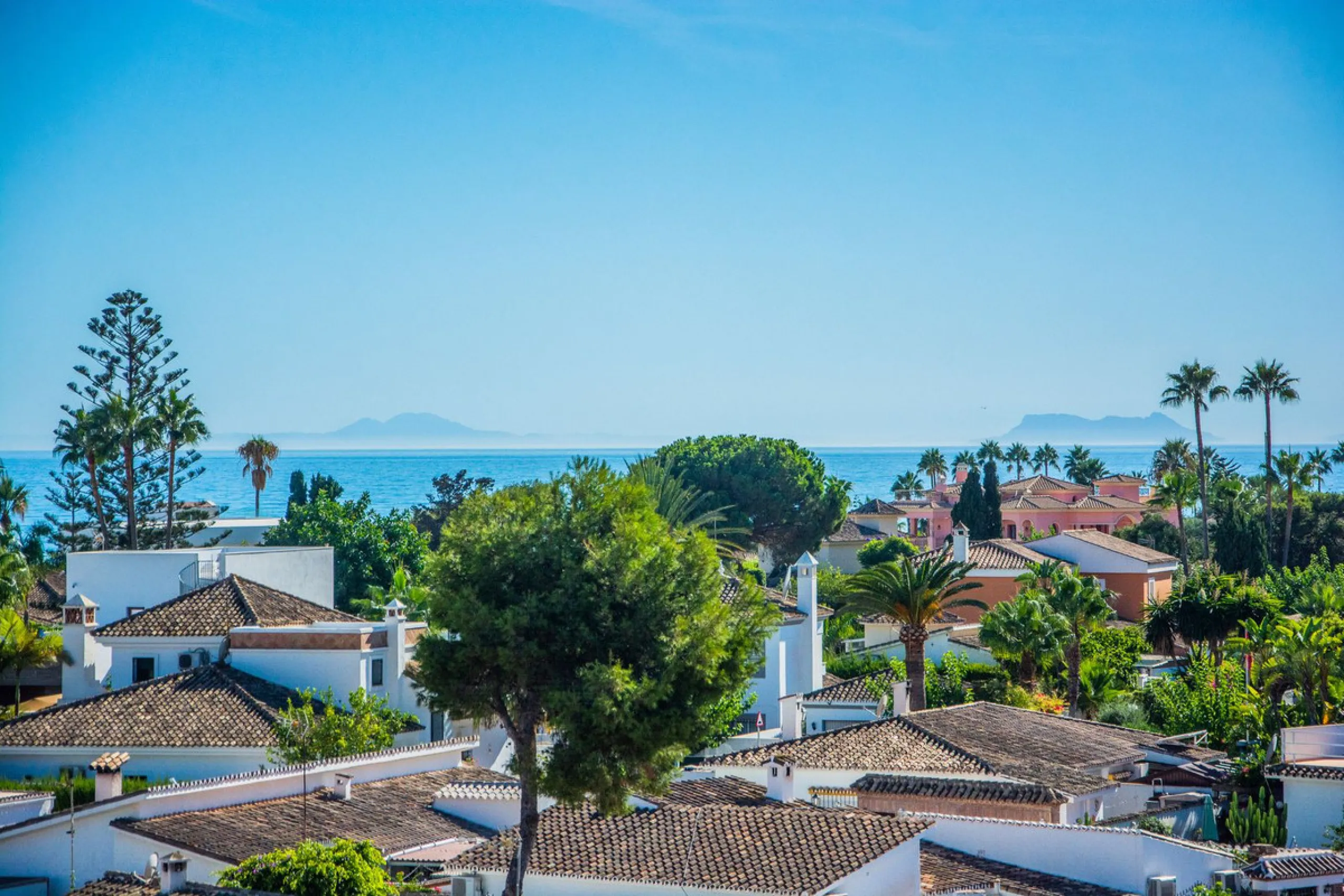 A stunning penthouse apartment which has been dramatically reduced in price and situated on the beachfront near to Estepona.