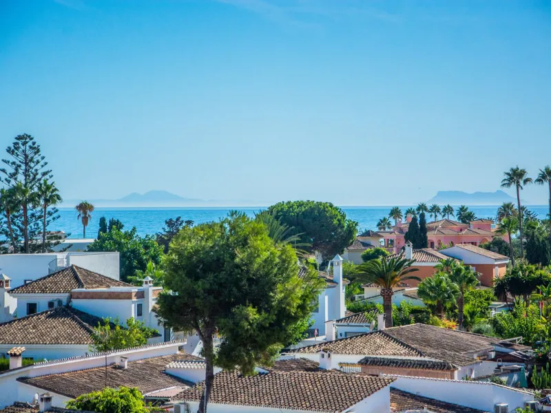 A stunning penthouse apartment which has been dramatically reduced in price and situated on the beachfront near to Estepona.