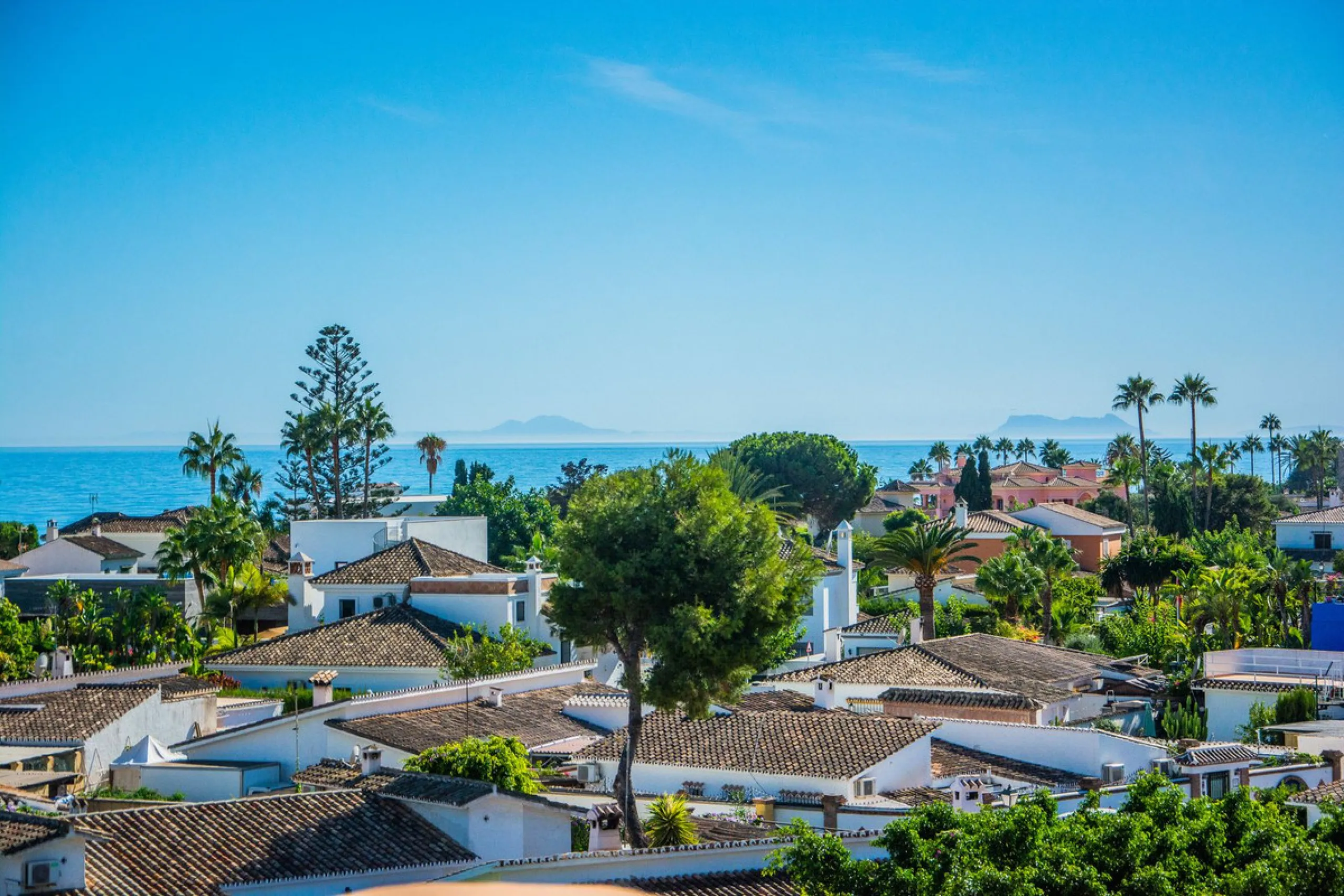 A stunning penthouse apartment which has been dramatically reduced in price and situated on the beachfront near to Estepona.