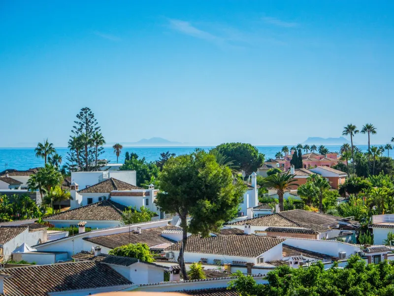A stunning penthouse apartment which has been dramatically reduced in price and situated on the beachfront near to Estepona.