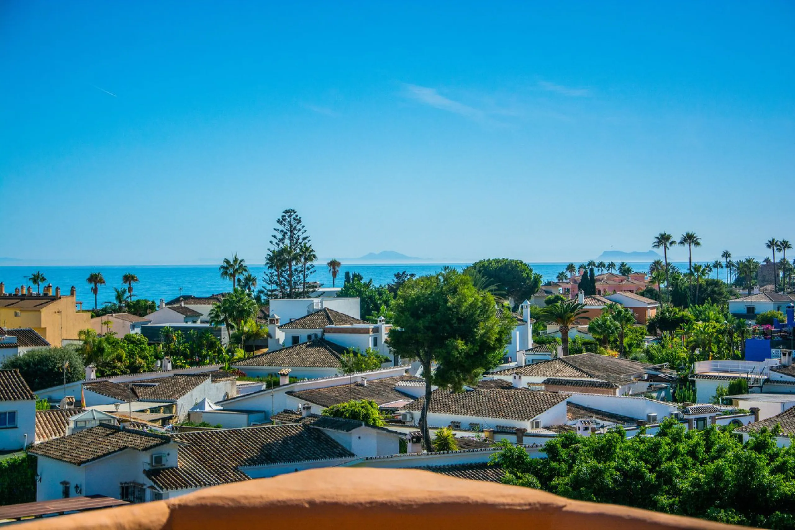 A stunning penthouse apartment which has been dramatically reduced in price and situated on the beachfront near to Estepona.