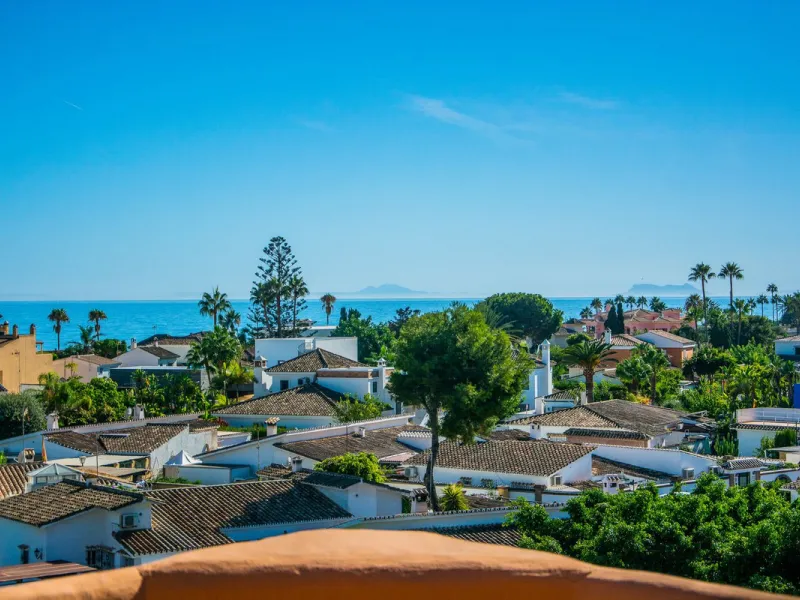 A stunning penthouse apartment which has been dramatically reduced in price and situated on the beachfront near to Estepona.