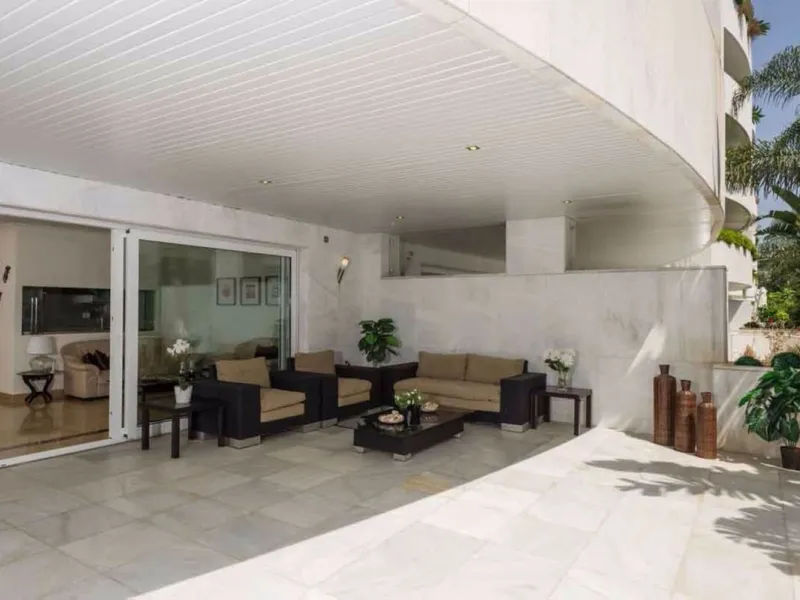 Walking to banus, very complete community, gym, indoor swimming pool, cafeteria, security 24h, sauna , beatiful gardens