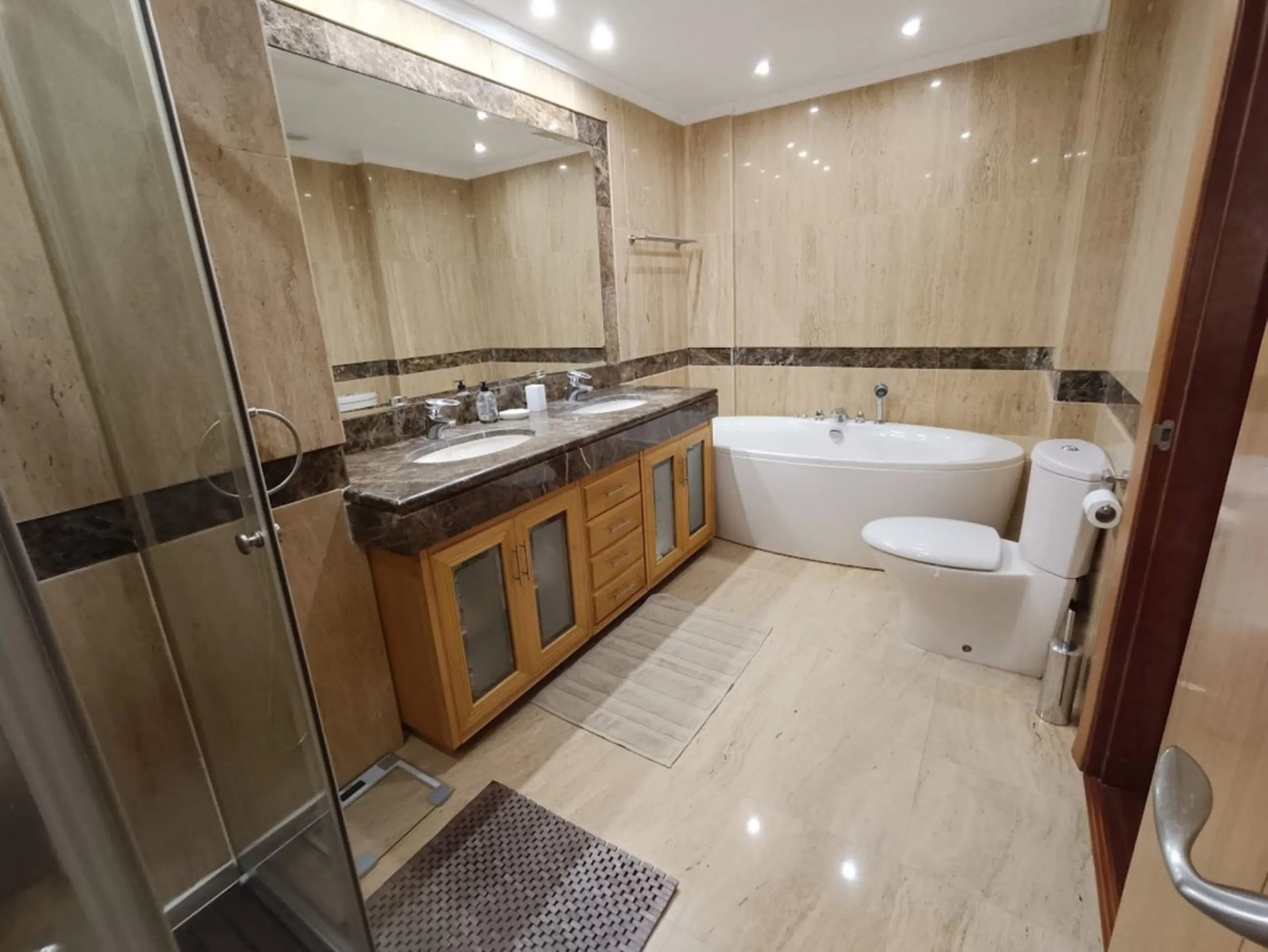 Apartment - Ground Floor Apartment в продаже в Marbella, Málaga. В доме 2 спален и 2 ванных комнат. Площадь дома 157 м²