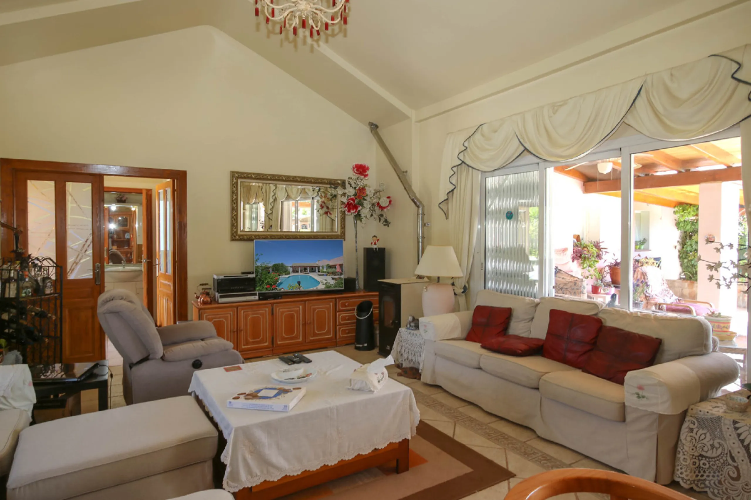 Geräumige Villa mit separatem Gästeappartement in ruhiger Lage