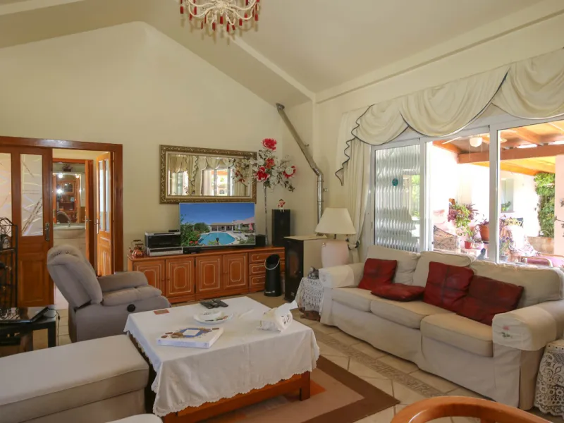 Geräumige Villa mit separatem Gästeappartement in ruhiger Lage