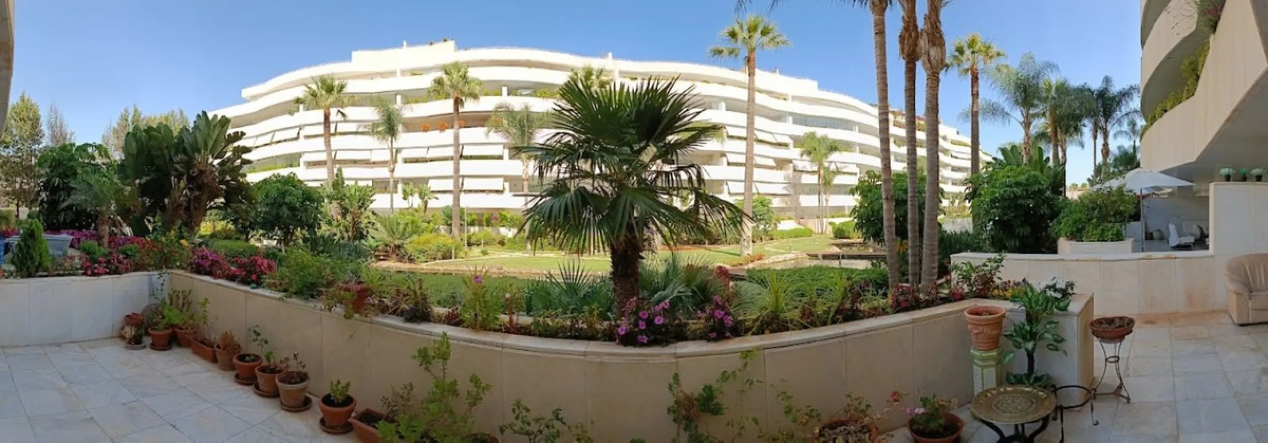 Apartment - Ground Floor Apartment в продаже в Marbella, Málaga. В доме 2 спален и 2 ванных комнат. Площадь дома 157 м²