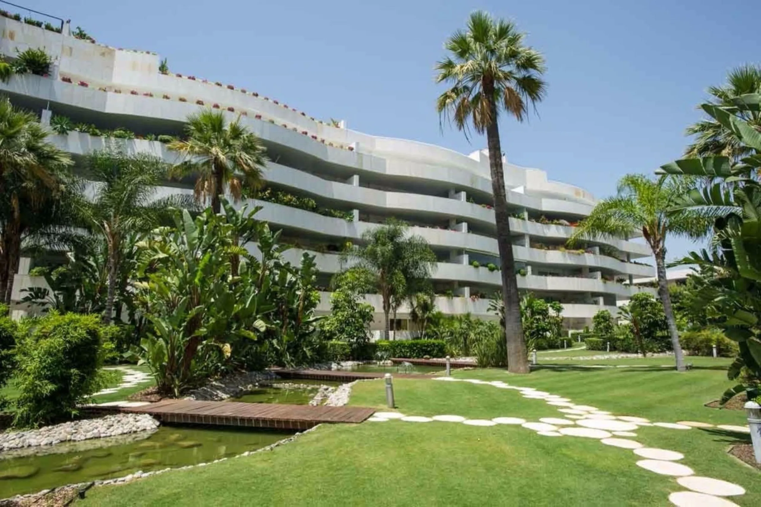 Apartment - Ground Floor Apartment в продаже в Marbella, Málaga. В доме 2 спален и 2 ванных комнат. Площадь дома 157 м²
