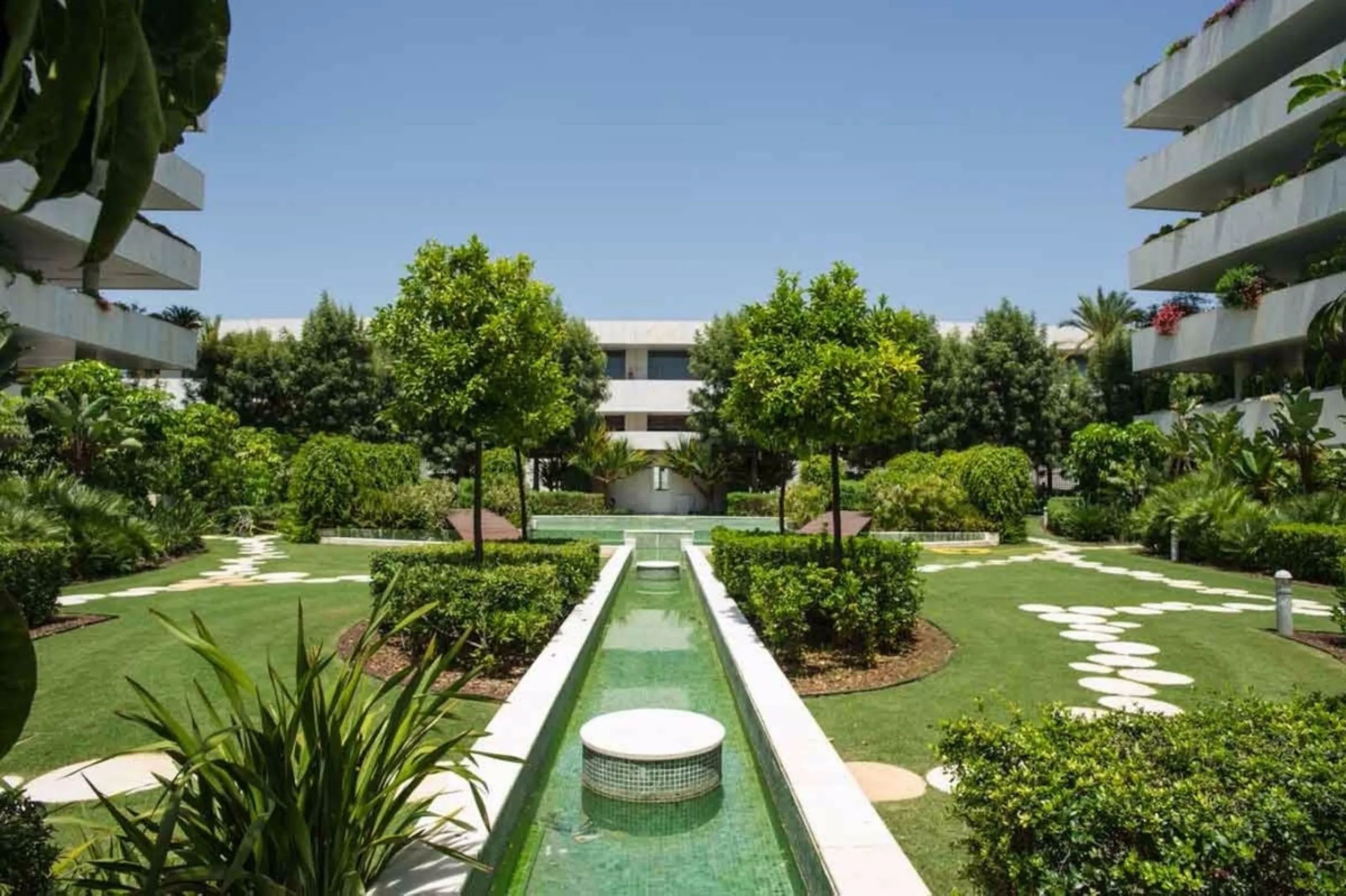 Apartment - Ground Floor Apartment в продаже в Marbella, Málaga. В доме 2 спален и 2 ванных комнат. Площадь дома 157 м²