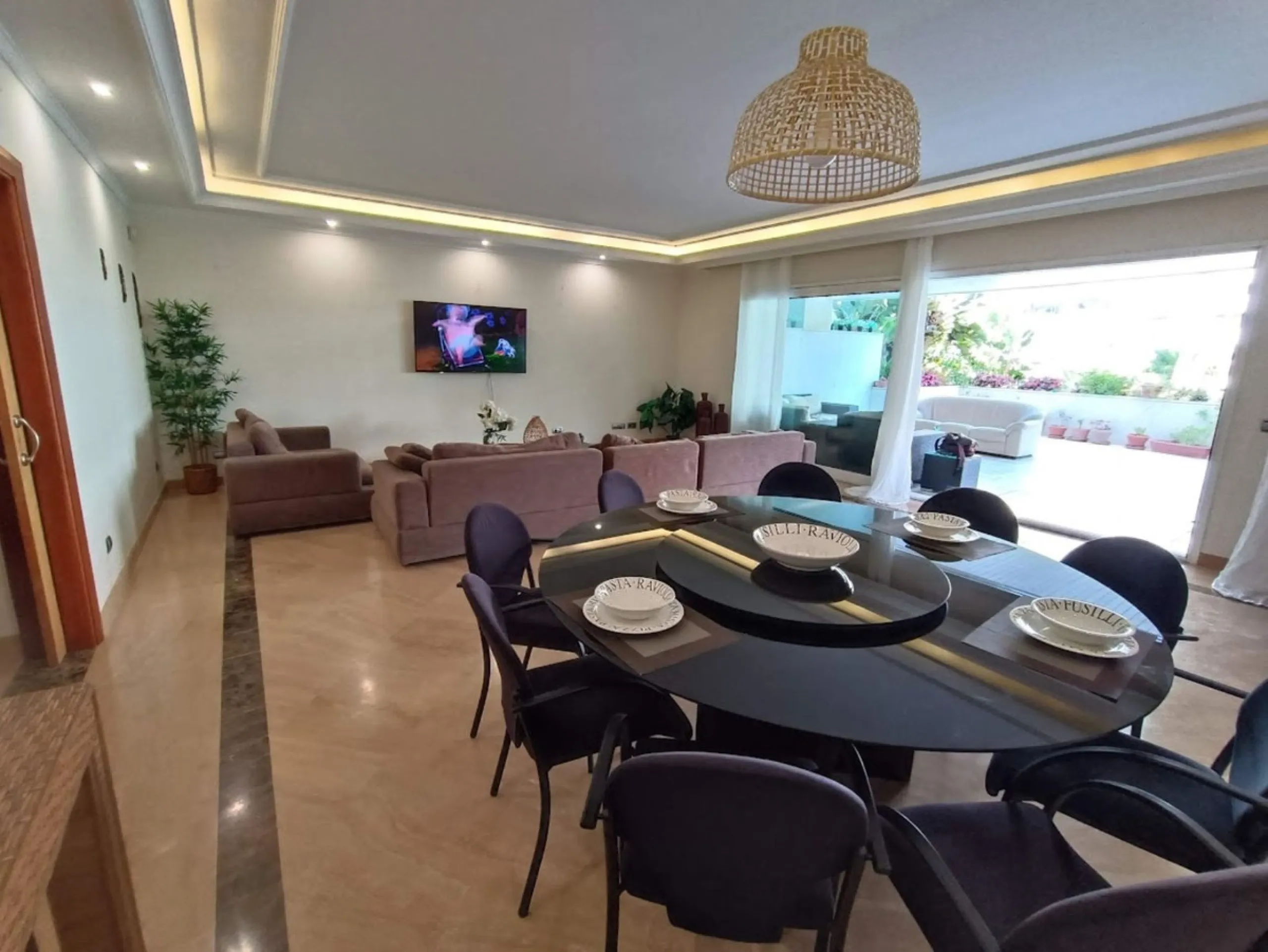 Apartment - Ground Floor Apartment в продаже в Marbella, Málaga. В доме 2 спален и 2 ванных комнат. Площадь дома 157 м²