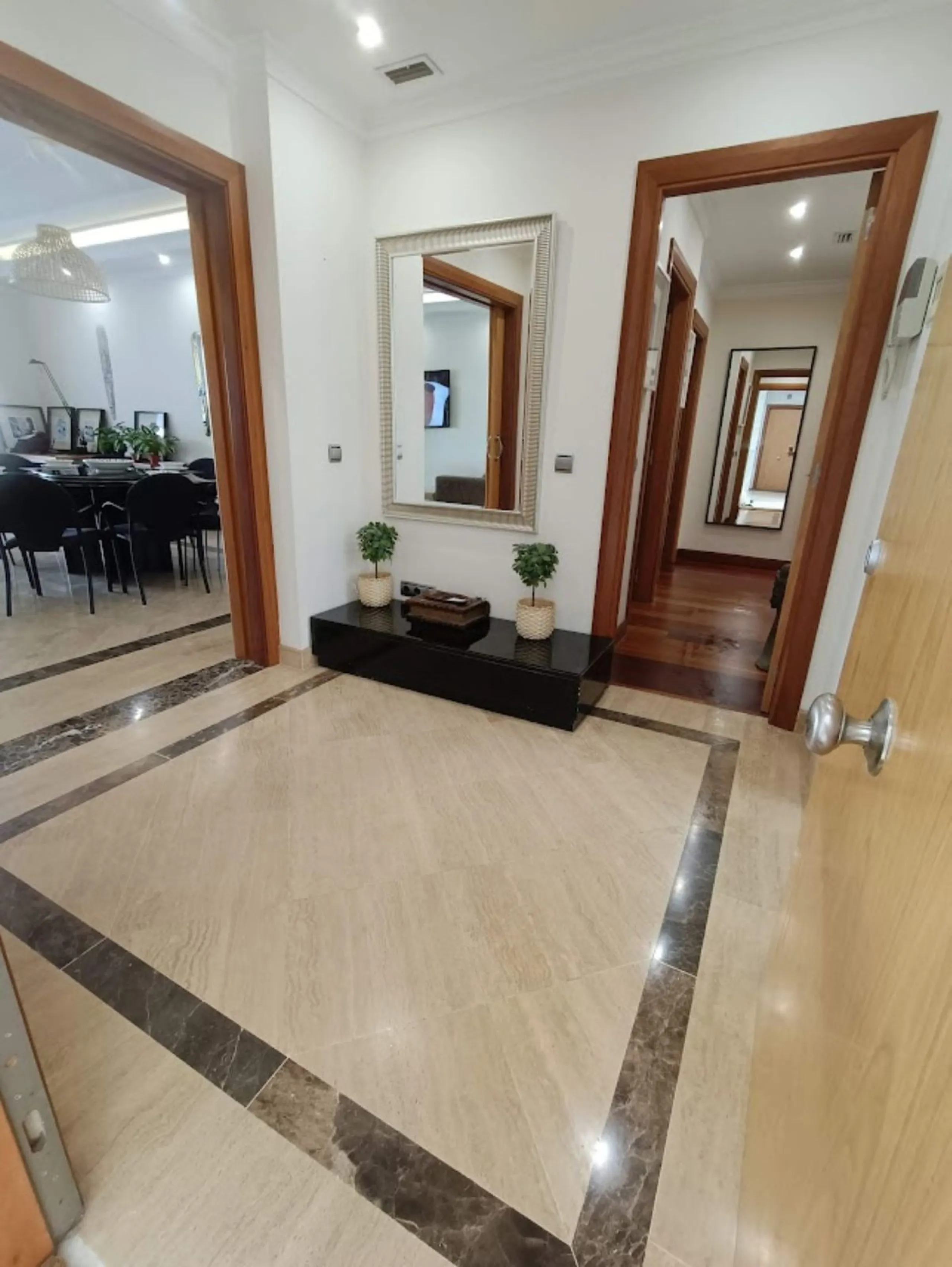 Apartment - Ground Floor Apartment в продаже в Marbella, Málaga. В доме 2 спален и 2 ванных комнат. Площадь дома 157 м²
