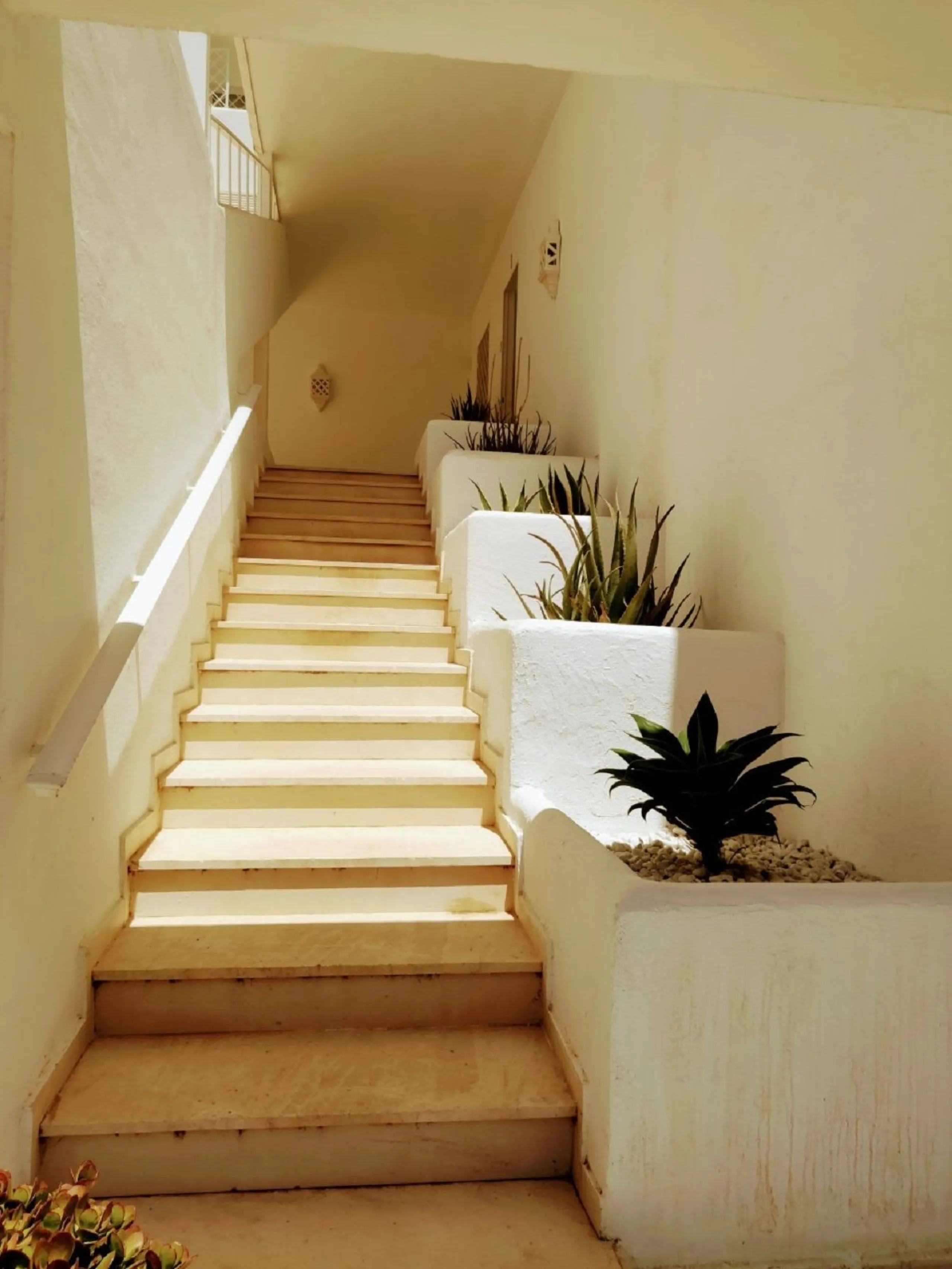 In the Guadalmina Alta area, especially amongst the golf club members, this is one of the most iconic buildings. Located just behind the 18th tee box & the 8th green, this apartment is a golfers paradise. You can relax on your terrace with panoramic golf 