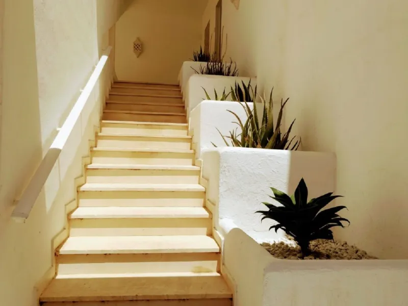In the Guadalmina Alta area, especially amongst the golf club members, this is one of the most iconic buildings. Located just behind the 18th tee box & the 8th green, this apartment is a golfers paradise. You can relax on your terrace with panoramic golf 