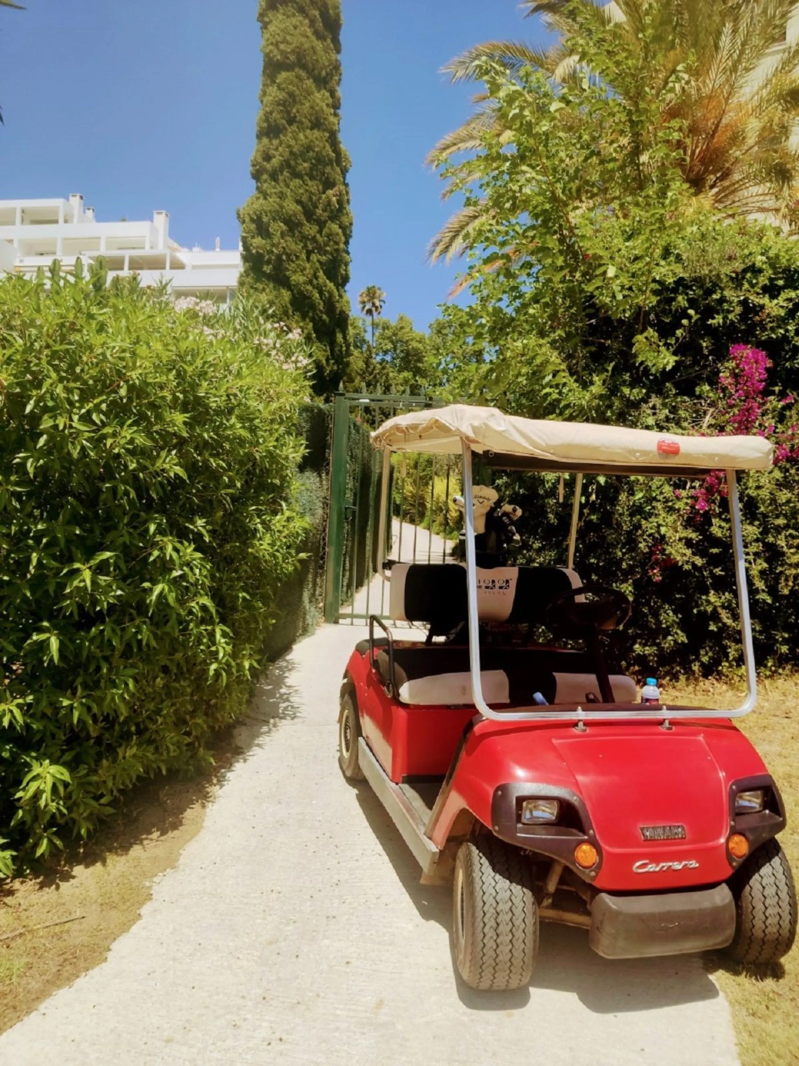 In the Guadalmina Alta area, especially amongst the golf club members, this is one of the most iconic buildings. Located just behind the 18th tee box & the 8th green, this apartment is a golfers paradise. You can relax on your terrace with panoramic golf 