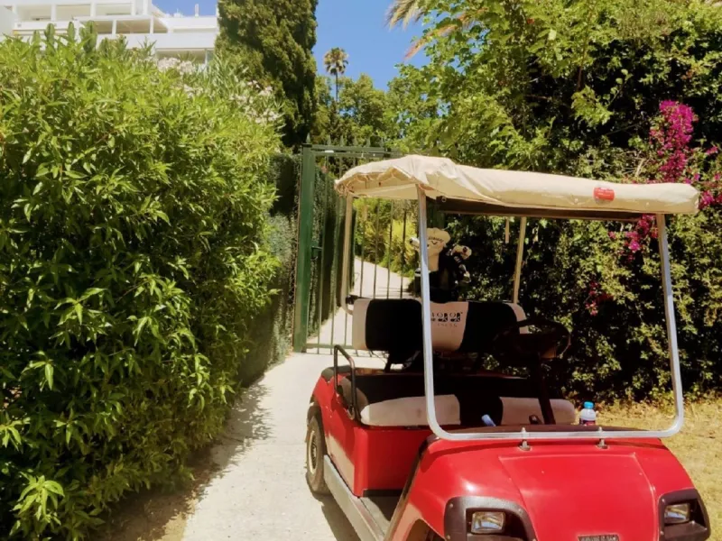 In the Guadalmina Alta area, especially amongst the golf club members, this is one of the most iconic buildings. Located just behind the 18th tee box & the 8th green, this apartment is a golfers paradise. You can relax on your terrace with panoramic golf 