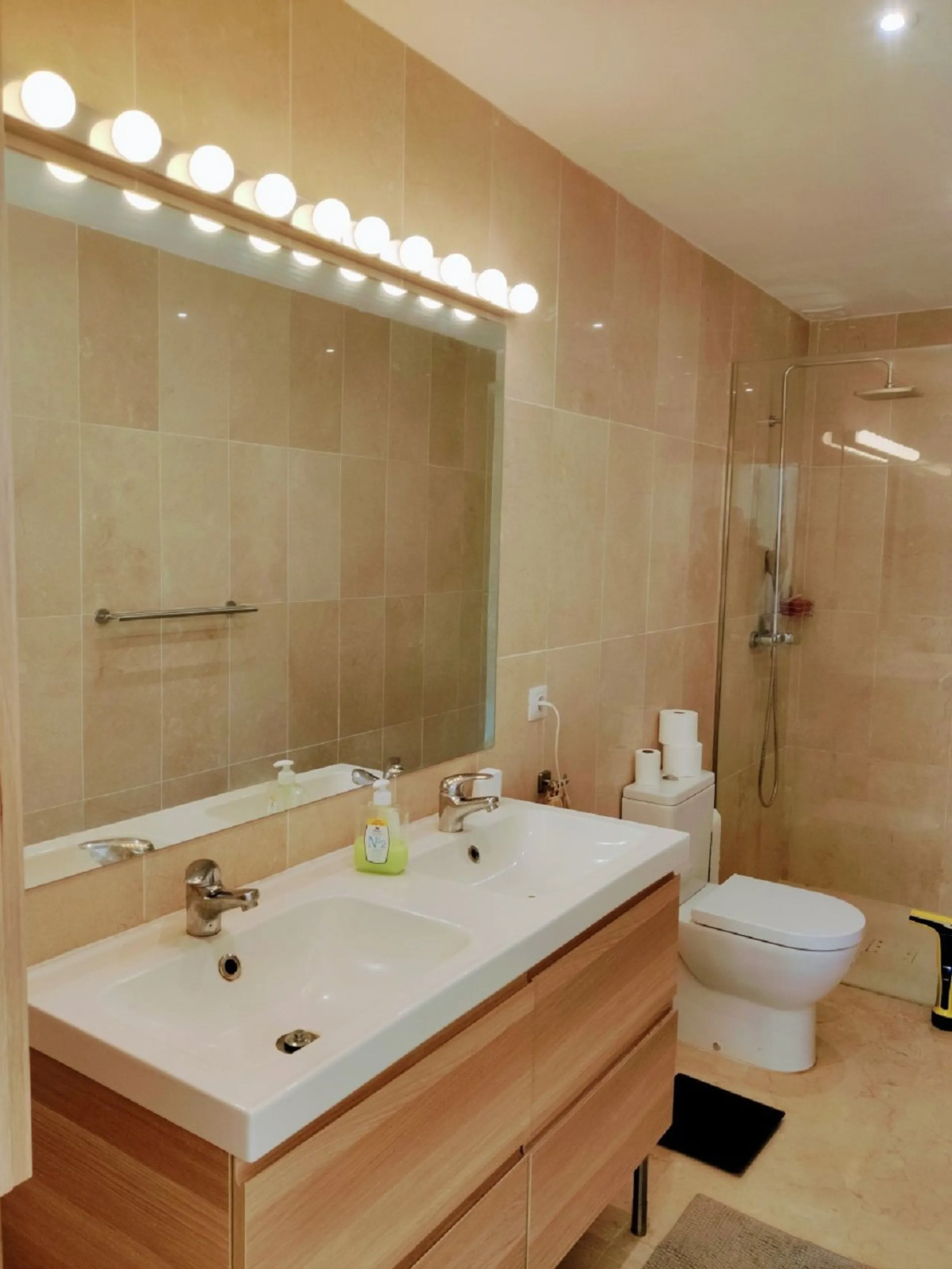 In the Guadalmina Alta area, especially amongst the golf club members, this is one of the most iconic buildings. Located just behind the 18th tee box & the 8th green, this apartment is a golfers paradise. You can relax on your terrace with panoramic golf 