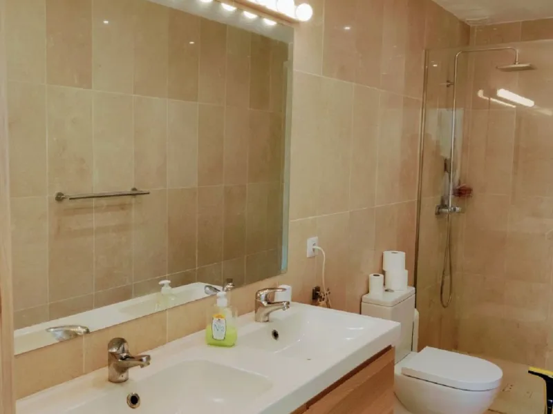 In the Guadalmina Alta area, especially amongst the golf club members, this is one of the most iconic buildings. Located just behind the 18th tee box & the 8th green, this apartment is a golfers paradise. You can relax on your terrace with panoramic golf 