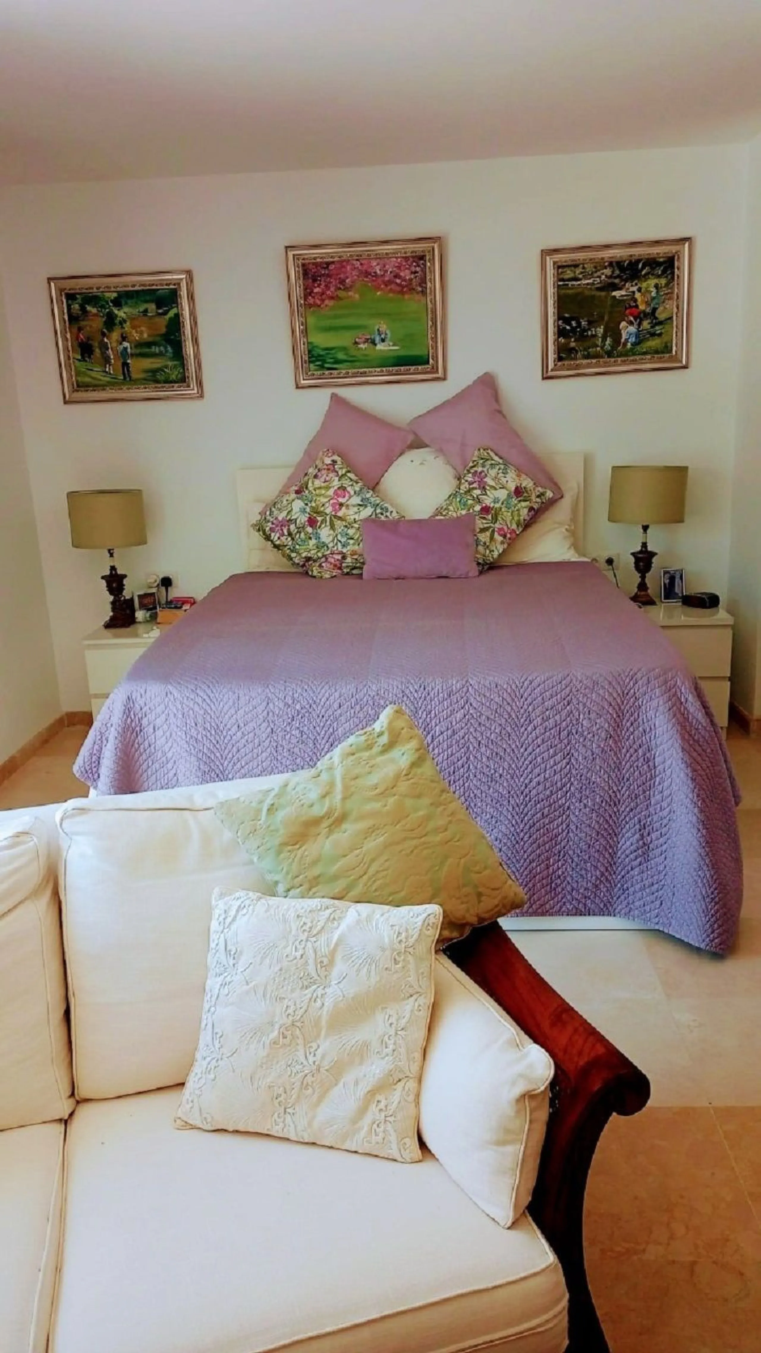 In the Guadalmina Alta area, especially amongst the golf club members, this is one of the most iconic buildings. Located just behind the 18th tee box & the 8th green, this apartment is a golfers paradise. You can relax on your terrace with panoramic golf 