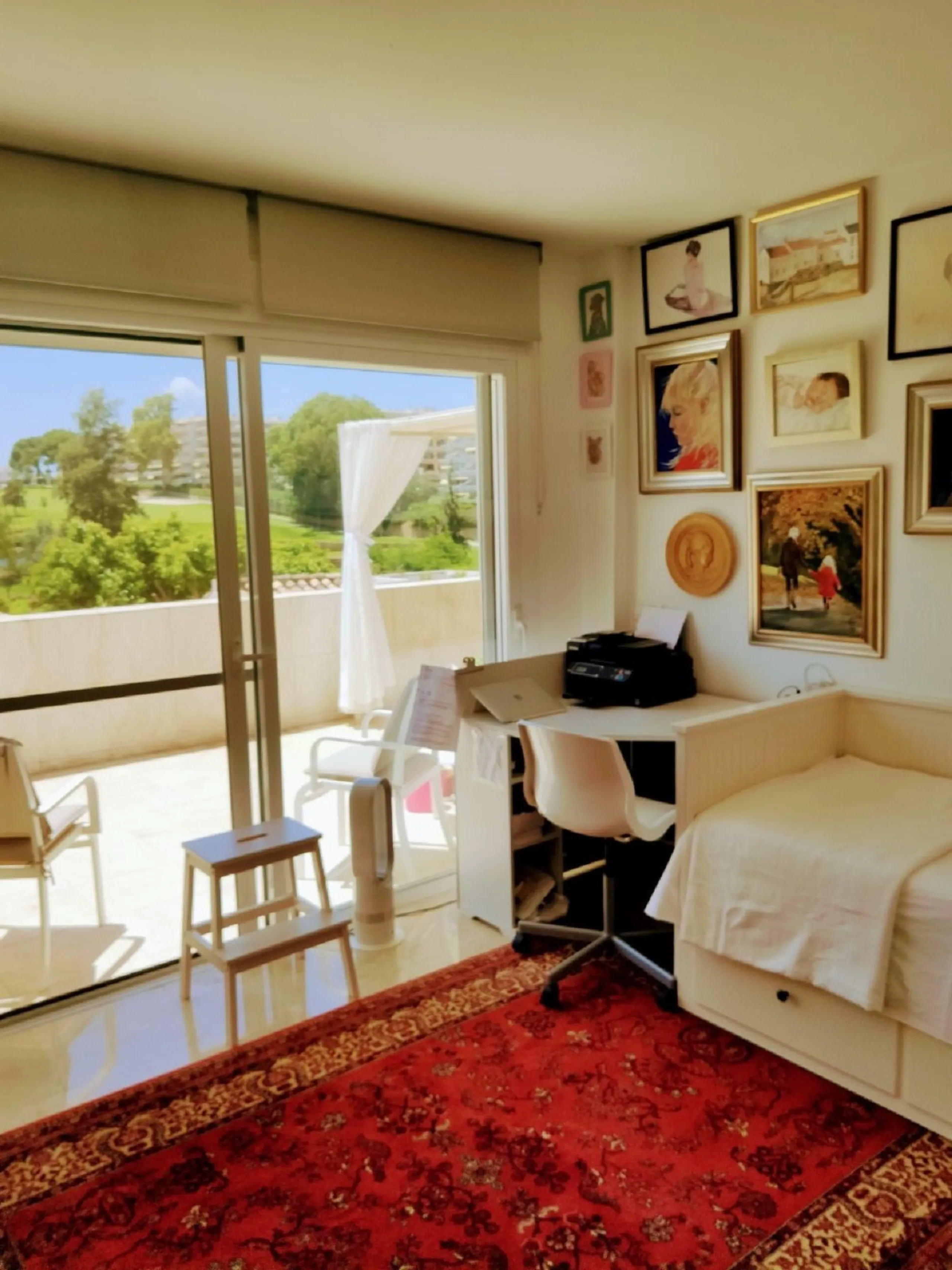 In the Guadalmina Alta area, especially amongst the golf club members, this is one of the most iconic buildings. Located just behind the 18th tee box & the 8th green, this apartment is a golfers paradise. You can relax on your terrace with panoramic golf 